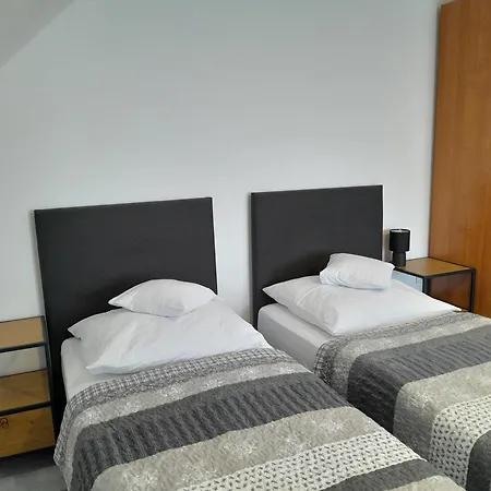 Lila Fuege Vendeghaz