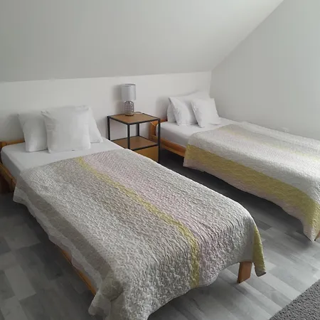 Lila Fuege Vendeghaz شقة