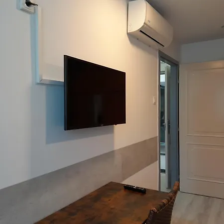 Lila Fuege Vendeghaz