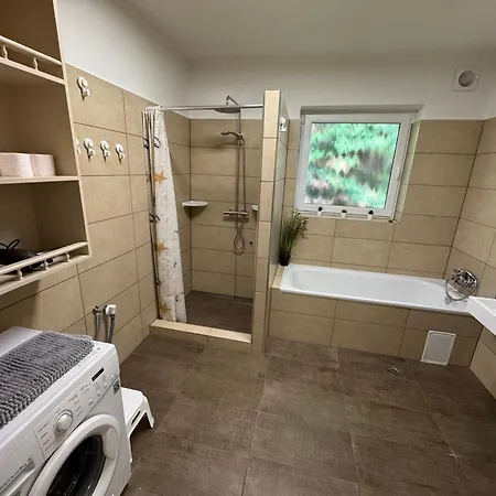 Lila Fuege Vendeghaz *