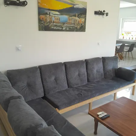 Lila Fuege Vendeghaz * بالاتونفوريد