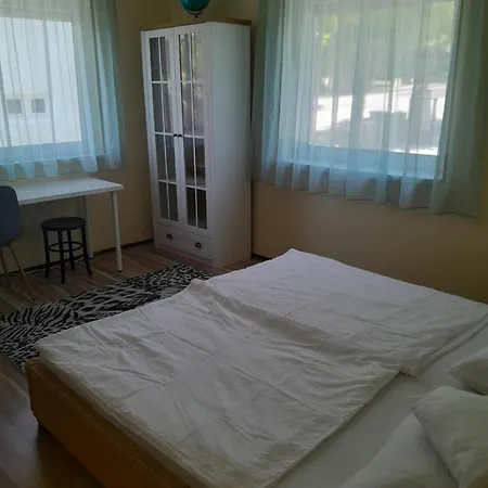 Lila Fuege Vendeghaz * بالاتونفوريد