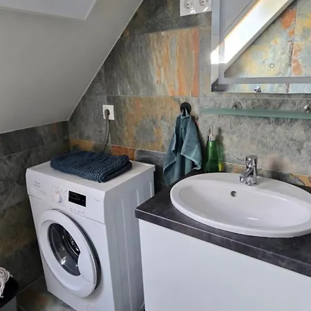 Lila Fuege Vendeghaz * بالاتونفوريد