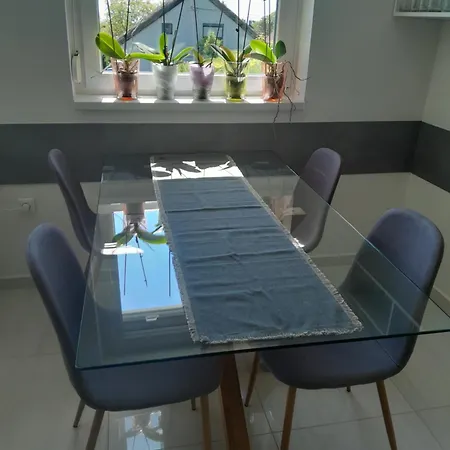 Lila Fuege Vendeghaz بالاتونفوريد