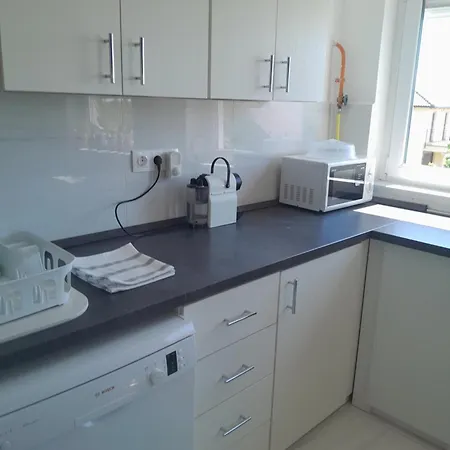 Lila Fuege Vendeghaz * بالاتونفوريد