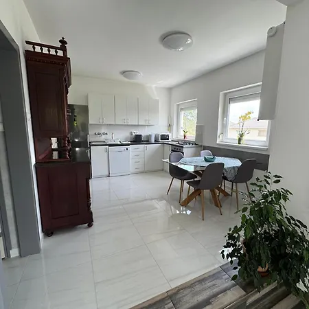 Lila Fuege Vendeghaz *