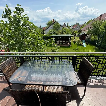 Lila Fuege Vendeghaz *