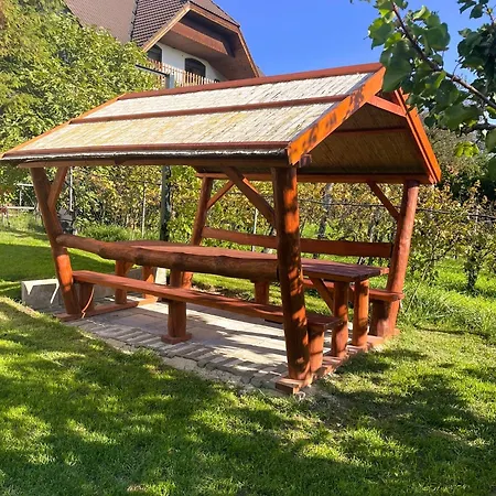 Lila Fuege Vendeghaz