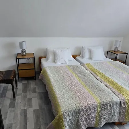 Lila Fuege Vendeghaz