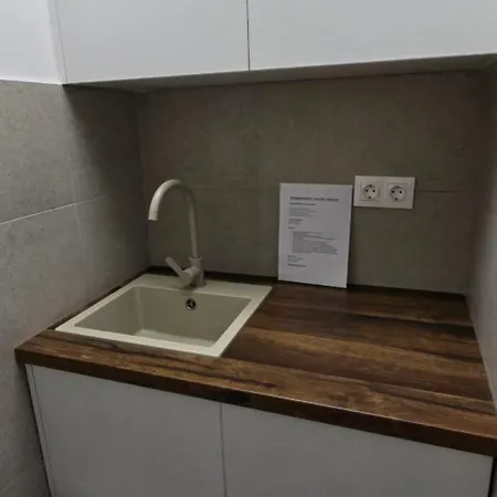 Lila Fuege Vendeghaz * بالاتونفوريد