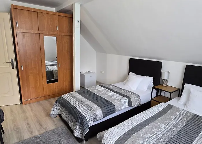Lila Fuege Vendeghaz Apartmán *